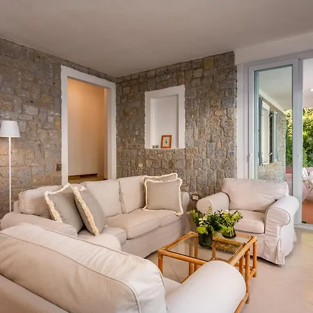 Escalina With Private Beach And A/c *