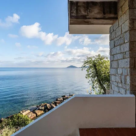 Escalina With Private Beach And A/c *