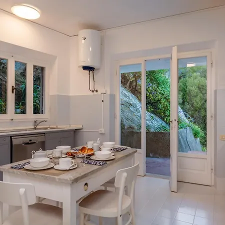 Escalina With Private Beach And A/c *