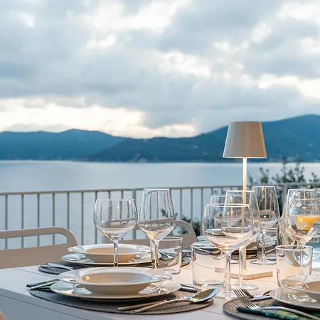 Escalina With Private And A/c Villa *