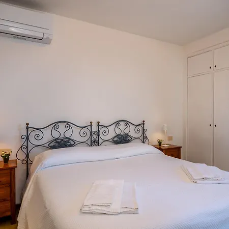 Escalina With Private Beach And A/c *