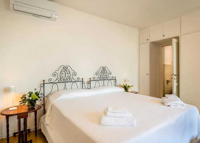 Escalina With Private And A/c *