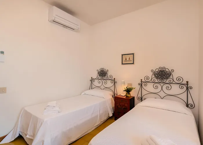 Escalina With Private And A/c 빌라 *